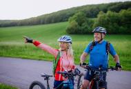 /content/dam/uhc/uhone/health-and-wellness/wide-CoupleOnBikes-1406872482_m.jpg