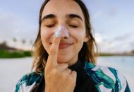 /content/dam/uhc/uhone/health-and-wellness/wide-WomenWithSunscreenOn-1324778625_0.jpg